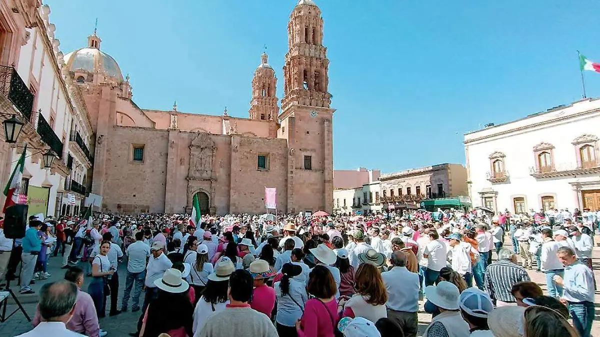 Cientos de personas se reunieron en la Plaza de Armas de Zacatecas en defensa del INE